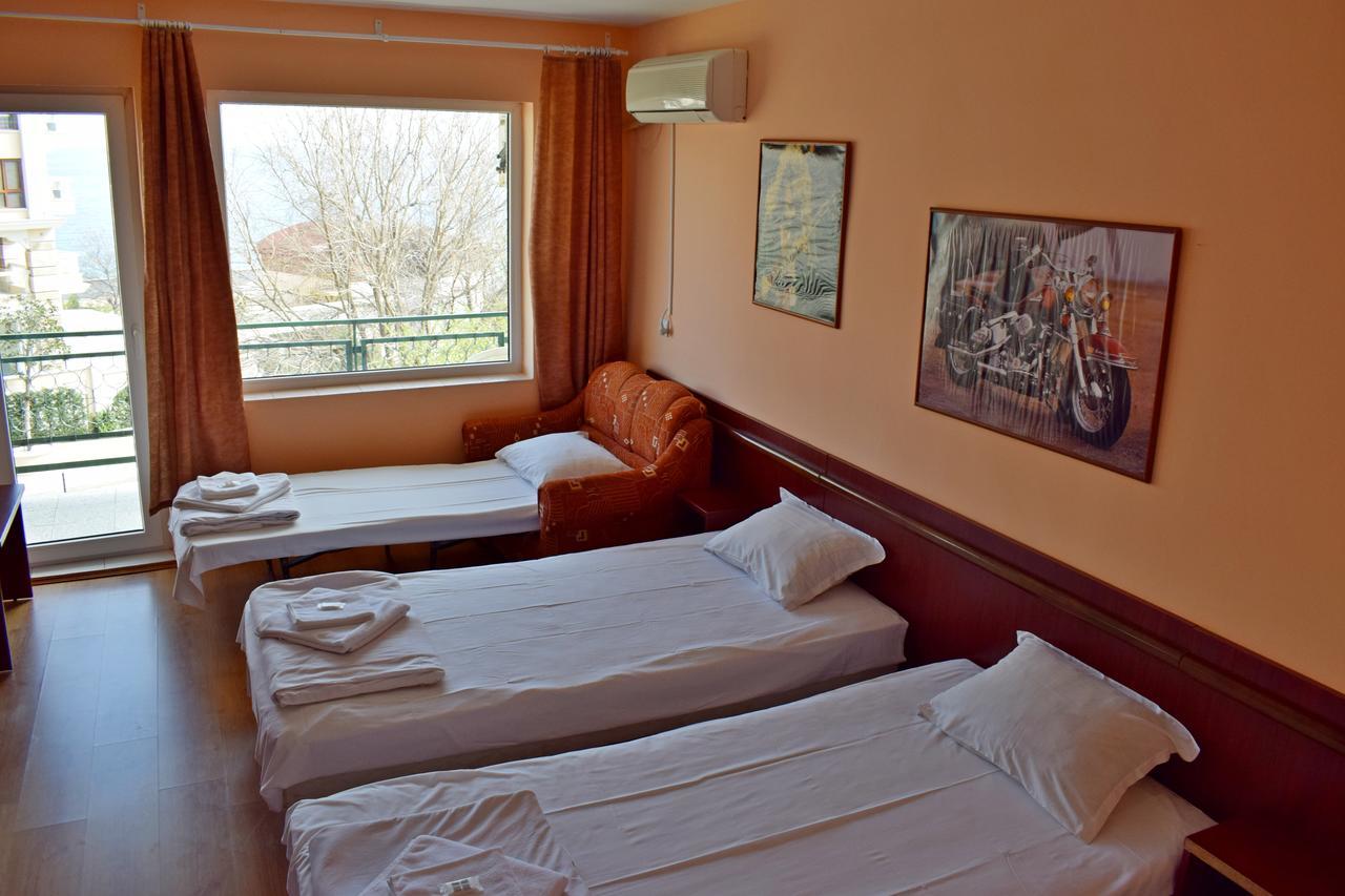 Royal Hostel Varna Exteriör bild