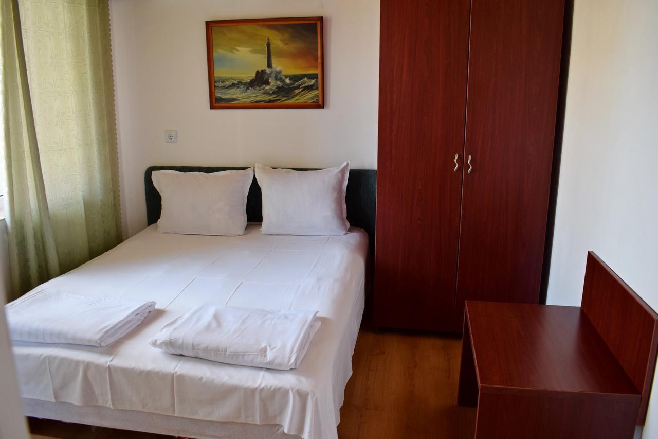 Royal Hostel Varna Exteriör bild