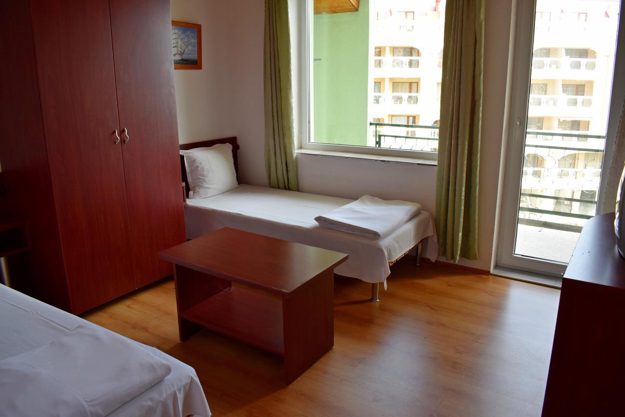 Royal Hostel Varna Exteriör bild