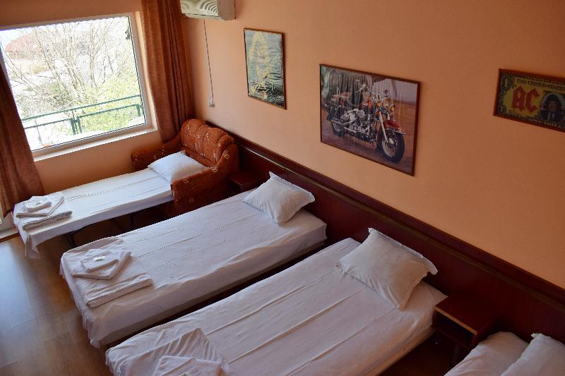 Royal Hostel Varna Exteriör bild